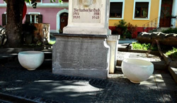 Kriegerdenkmal mit Betonschalen